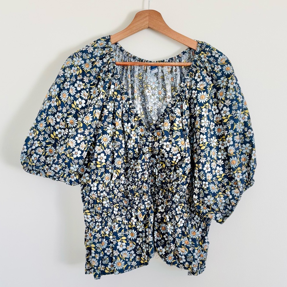 Old Navy Short Puff-Sleeve Blouse in Navy Floral Print